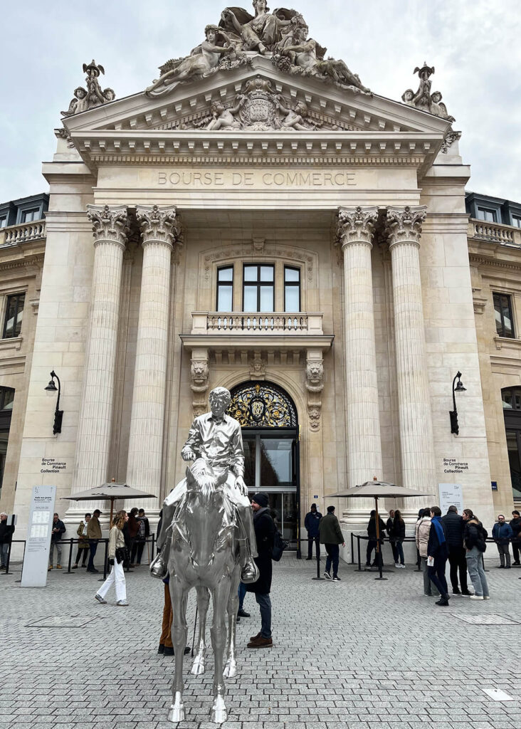 安藤忠雄が手がけたパリの現代美術館「ブルス・ド・コメルス」の入り口