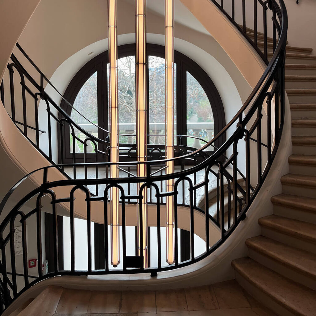 安藤忠雄が手がけたパリの現代美術館「ブルス・ド・コメルス」のレストランへ続く階段
