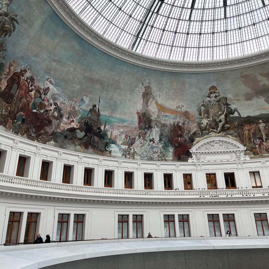 安藤忠雄が手がけたパリの現代美術館「ブルス・ド・コメルス」の天井画