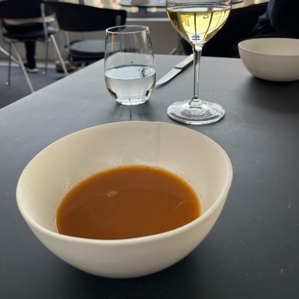 安藤忠雄が建築を担当したパリの現代美術館「ブルス・ド・コメルス」内のレストラン「Halle aux grains」（アール・オ・グラン）のランチコースの前菜のスープ