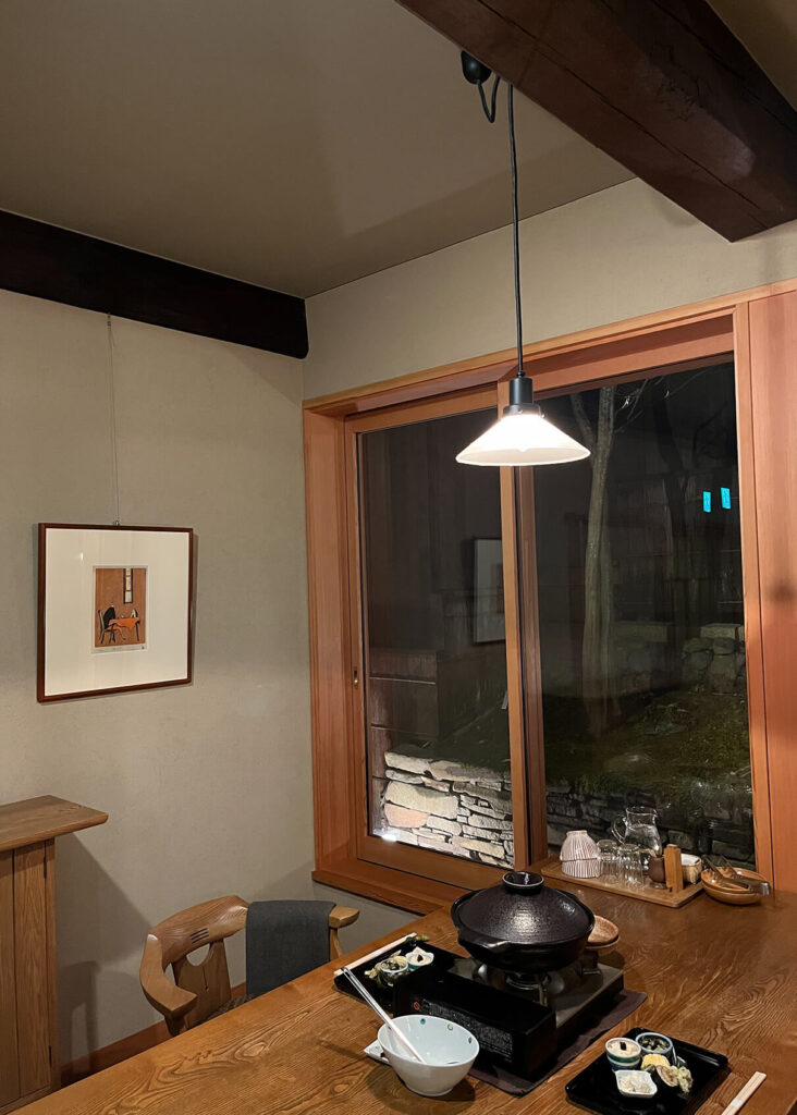 長野県上田市、鹿教湯温泉の宿「山水館」の夕食の席