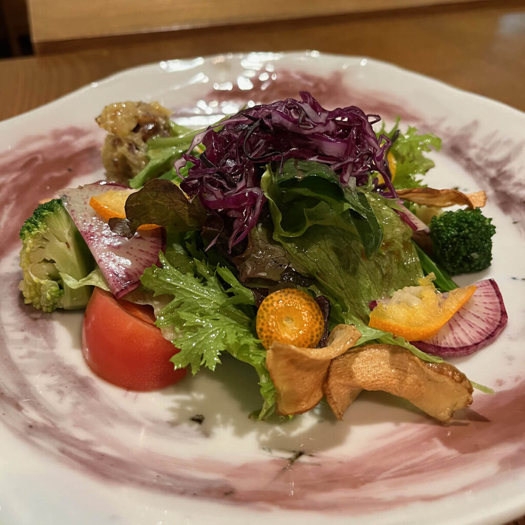 長野県上田市、鹿教湯温泉の宿「山水館」の夕食のサラダ