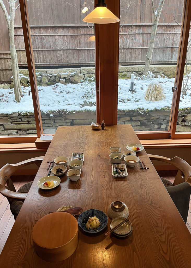 長野県上田市、鹿教湯温泉の宿「山水館」の朝食の席