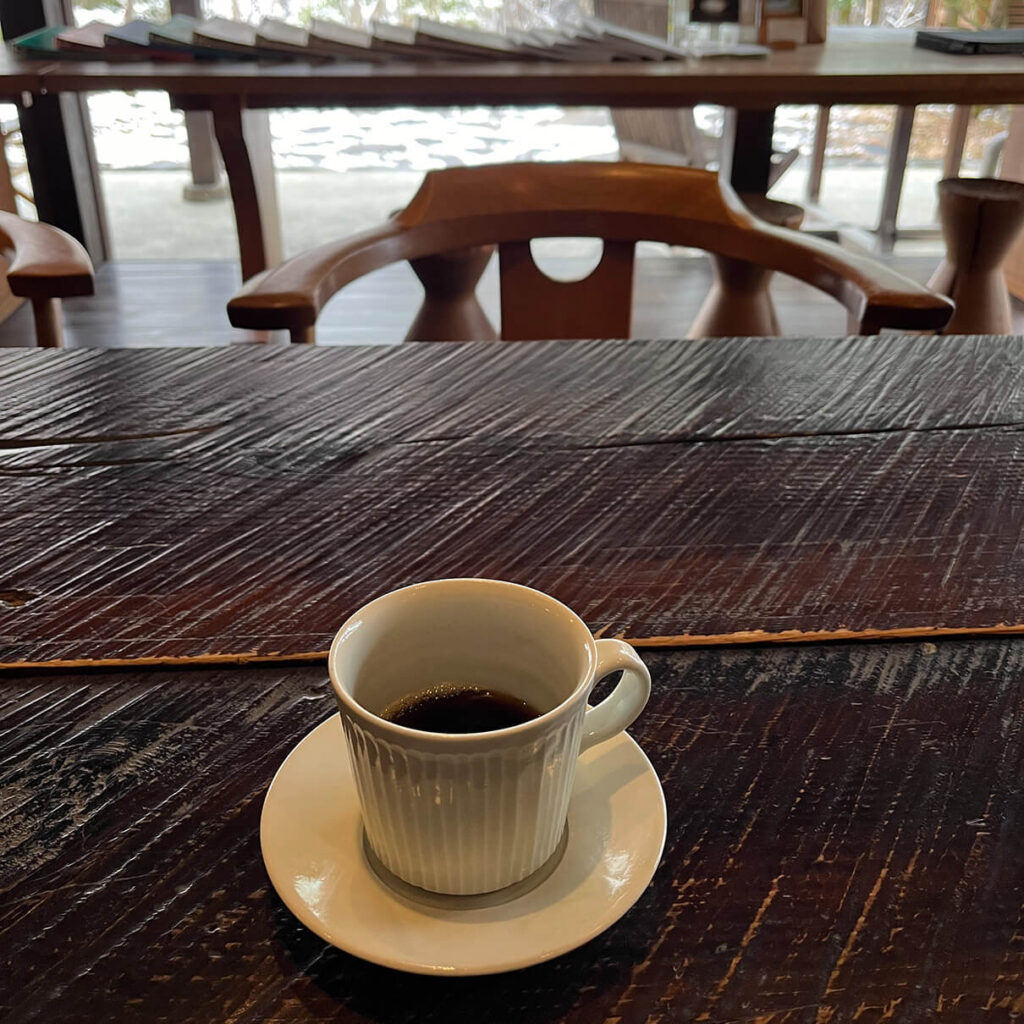 長野県上田市、鹿教湯温泉の宿「山水館」の朝食後のコーヒー