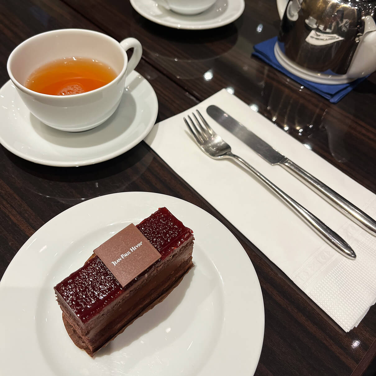 ジャンポール エヴァン(JEAN-PAUL HEVIN)東京ミッドタウン店のケーキと紅茶